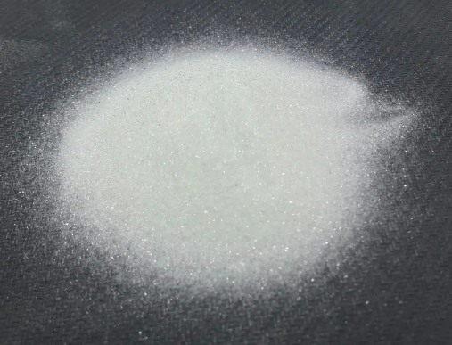 騰博機(jī)械磨料——玻璃珠-磨料簡介 騰博系列玻璃珠根據(jù)粒徑范圍、 質(zhì)量百分比不同，大致把玻璃珠分為2種，噴砂機(jī)械噴砂和拋光玻璃珠?！ぁぁ?  title=
