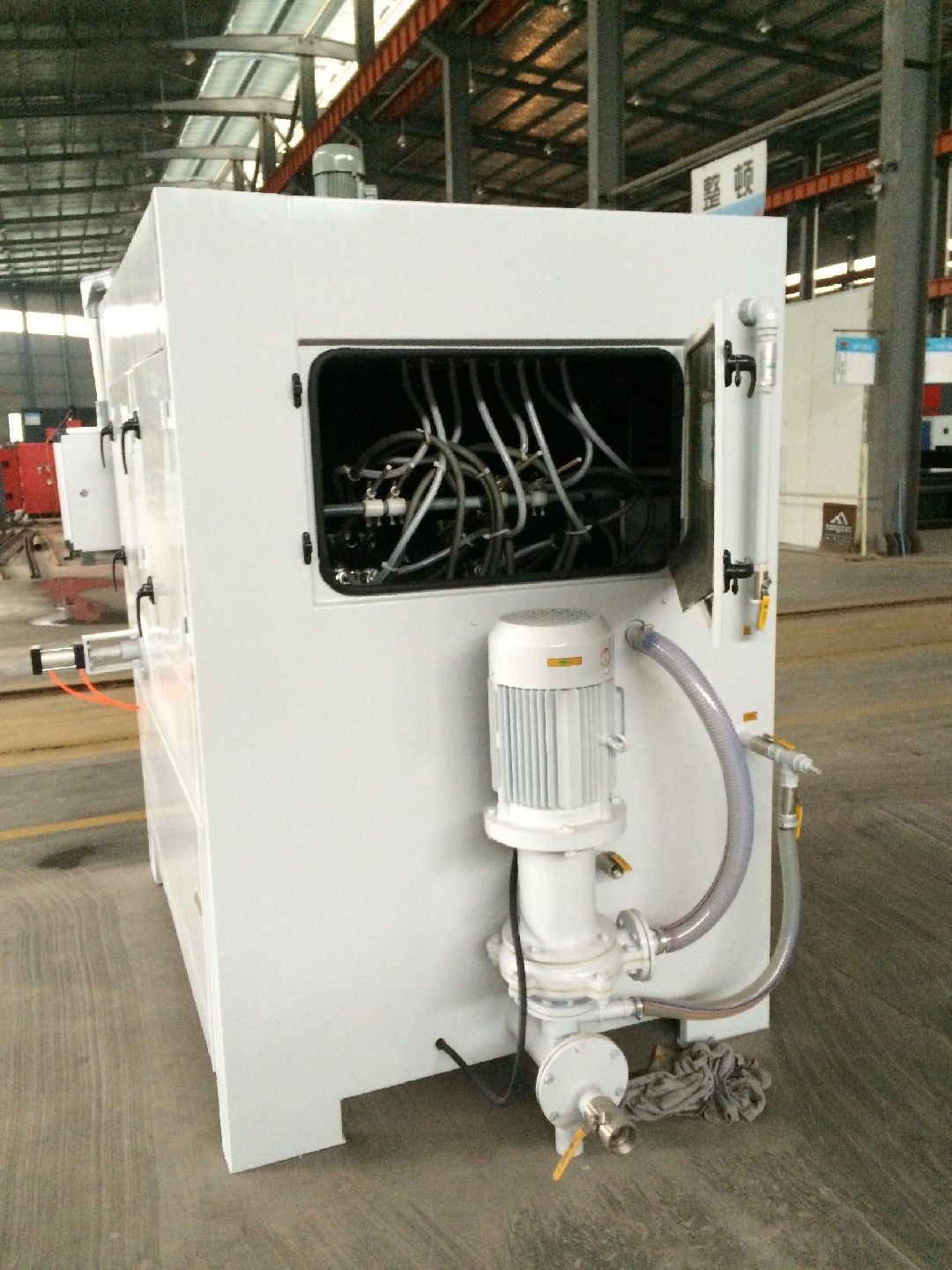 傳動軸液體轉(zhuǎn)盤自動噴砂機-特點：1、分體式組合結(jié)構(gòu);2、獨立的氣控系統(tǒng)配合集中電控柜;3、先進的磨料（砂水）兩級分離循環(huán)系統(tǒng)節(jié)省耗砂···